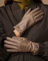 Ella (taupe) - Damenhandschuhe aus Lammleder mit Kaschmirfutter, goldfarbener Schnalle und Touchscreen-Funktion