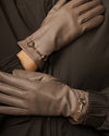 Ella (taupe) - Damenhandschuhe aus Lammleder mit Kaschmirfutter, goldfarbener Schnalle und Touchscreen-Funktion