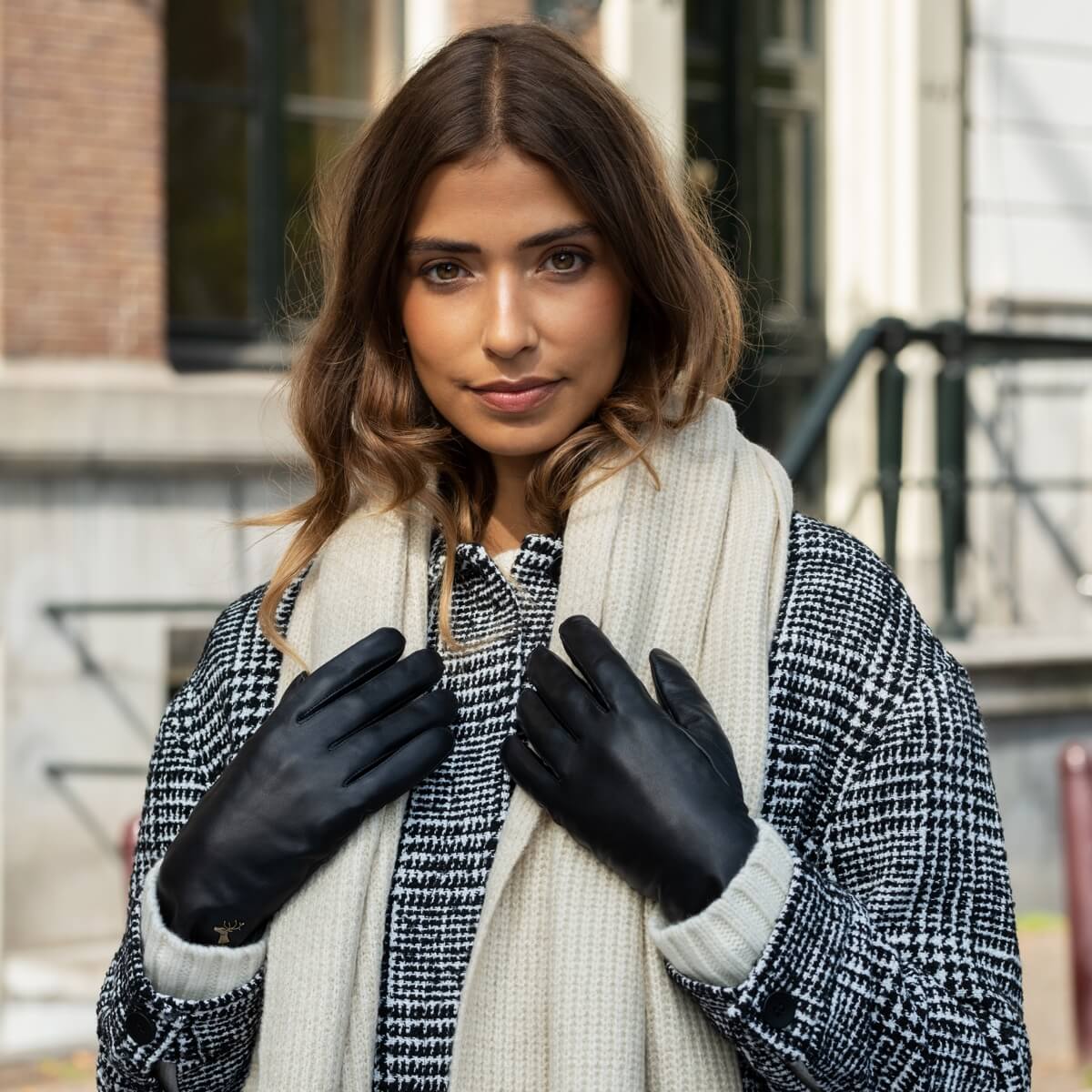 Ivy gloves in the selected color
